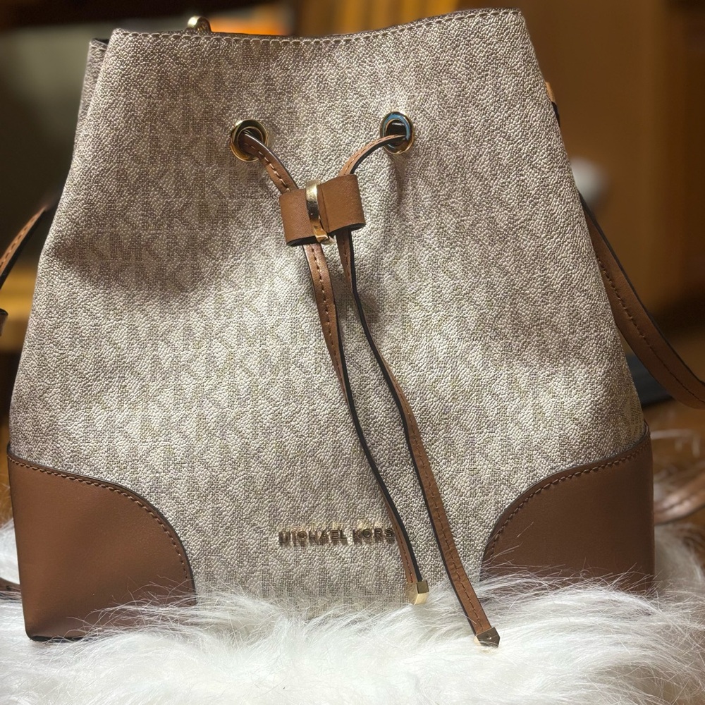 Michael Kors Mercer Bucket Bag